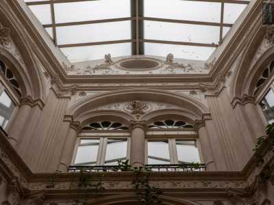 Le finestre avevano per� un tempo dei bellissimi cristalli colorati: vennero distrutti durante la Seconda guerra mondiale a causa dello scoppio di una bomba che danneggi� il palazzo